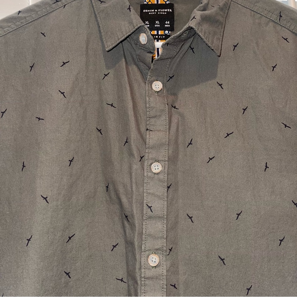 Denim & Flower Green And Black Bird Short Sleeve Button Down Shirt - Picture 2 of 4